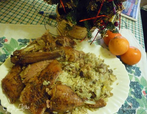 Выкладываем на блюдо сначала горкой рис, а потом кусочки утки. Рис надо полить утиным жиром немного.