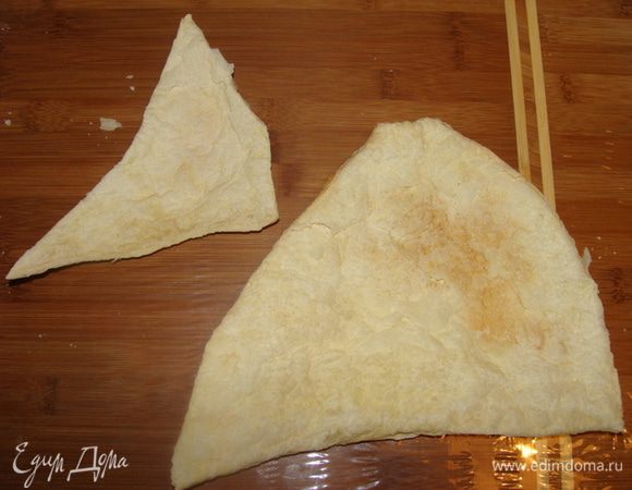 Из слоеного теста нарезать по 5 "мешочков" и "узелочков". Испечь до готовности.