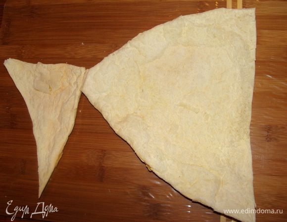 Так будет выглядеть наш мешочек во время сборки. Если ассиметричную форму вырезать сложно без подготовки, можно вырезать круги и разрезать их пополам.