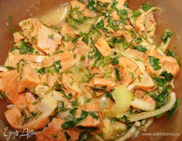 Лосось порезать, замариновать с луком, соком лимона, зеленью, солью и перцем, примерно на часик.