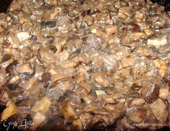 Грибы, лучше лесные (белые или подберезовики), порезать и пожарить с луком до готовности. Посолить и поперчить. У меня все заморожено готовое, так что я только разморозила и прожарила еще раз.