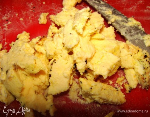 Сыр порезать произвольно, но довольно мелко.