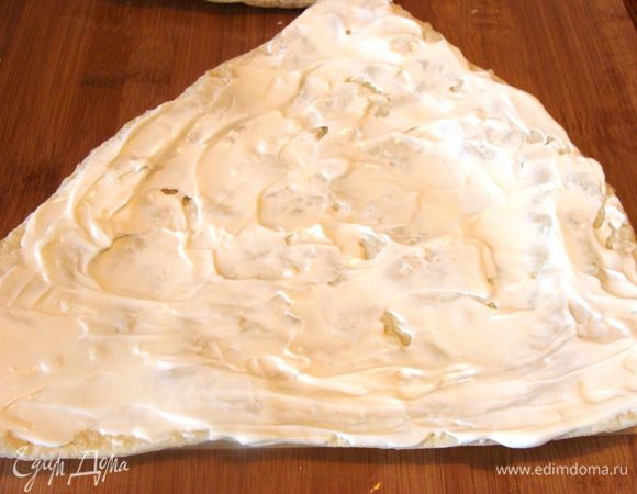 Собираем салат. Первый корж помазать майонезом (тонким слоем). С верхней маленькой частью делать все аналогично.