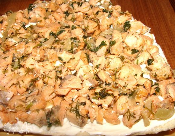 Выложить лосось.