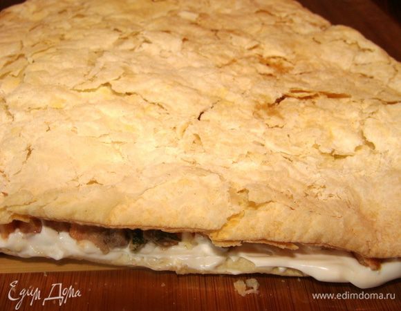 Накрыть следующим слоем, придавить руками. Помазать слой теста майонезом, сверху выложить половину сыра. Сыр накрыть третьим слоем теста, опять придавить.