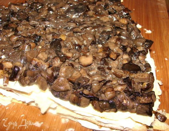 Прямо на тесто выложить грибы.