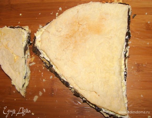 Накрыть последними коржами, придавить их и чуть смазать майонезом.