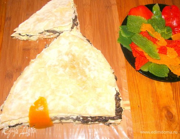 Выложить кусочками перца "лоскутки" на нашем мешочке.