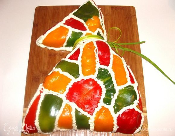 Майонезом, при помощи кондитерского мешка нанести "шовчики". Завязочки смастерить из зеленого лука.