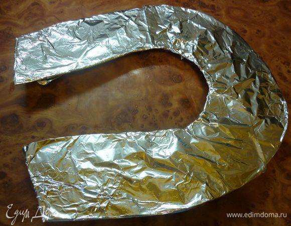 Оборачиваем подкову фольгой. Эдакое серебряное копытце.