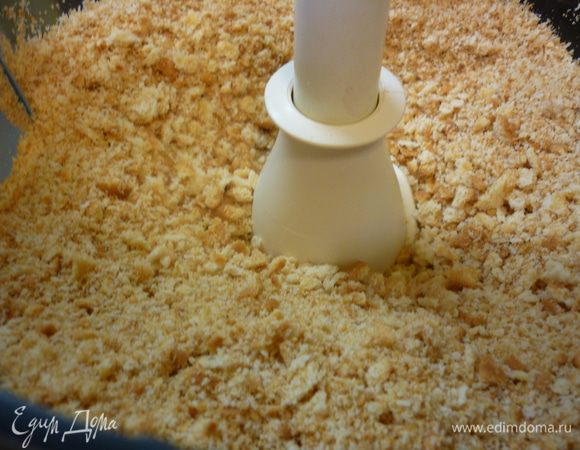 Печенье перемолоть в крошку. Любым удобным способом. Я сделала все в комбайне.