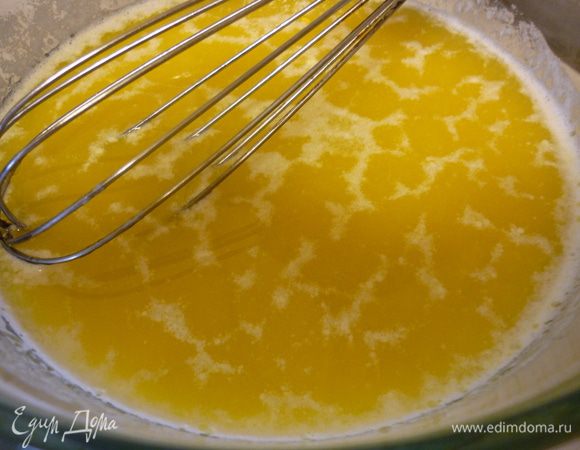 Сливочное масло размягчить или растопить. Можно в свч. Смешать все с крошкой. Практично делать это руками. А вот ложкой...можно не почувствовать, что все тщательно перемешано. Если вы сладкоежка, то можно добавить сахар.