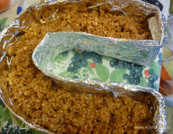 Крошку руками равномерно распределить по форме.