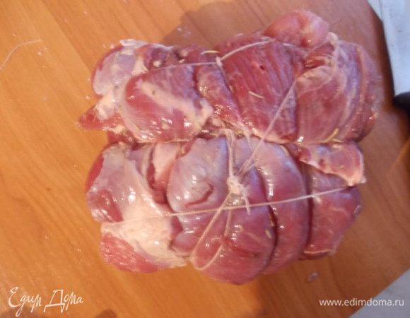 Нашпиговать мясо, посолить со всех сторон, поперчить и свернуть. Перевязать туго ниткой.