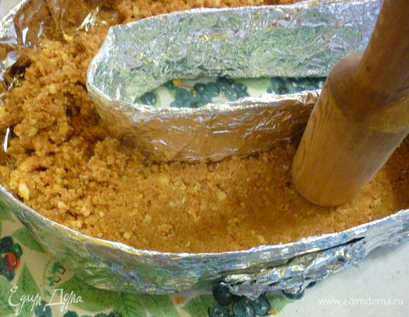 Крошку утрамбовать. Ввиду нестандартности формы, отлично тут поможет деревянная толкушка,т.к. рукой неудобно.