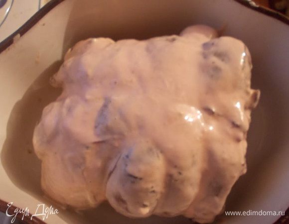 Переложить в глубокую форму для запекания. Смешать майонез с кетчупом и смазать хорошо мясо. Накрыть форму фольгой и поставить в разогретую духовку 150С. на 2-2.5 часа,зависимо от старости мяса. После запекания вынуть из духовки и дать отдохнуть 10 минут. 