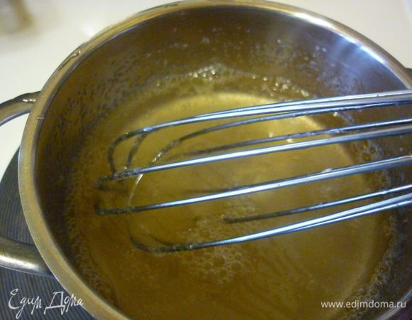 Желатин растворить в горячей воде. немного остудить.