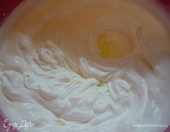 Жирные сливки взбить.