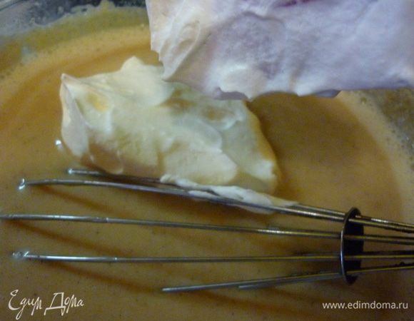 Теперь к коровочно-ванильной смеси добавляем растопленный желатин, вымешиваем. А потом вмешиваем аккуратно взбитые сливки.