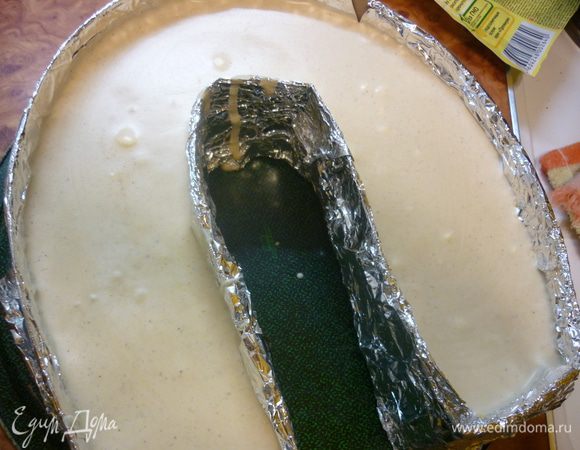 Выливаем подготовленную вкусность на застывшую основу. Фольга отлично держит форму благодаря картону. Отправляем тортик на холод на часика 2-3. Или на ночь.