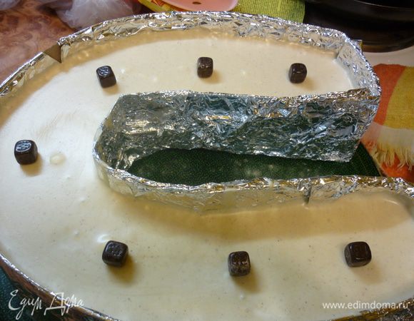 Украшаем. У моей семьи не было терпения. Поэтому я просто вместо гвоздиков выложила шоколадные кубики.