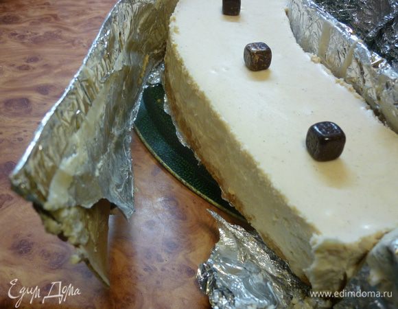Бортики аккуратно убираем, обрывая или подрезая фольгу внизу.