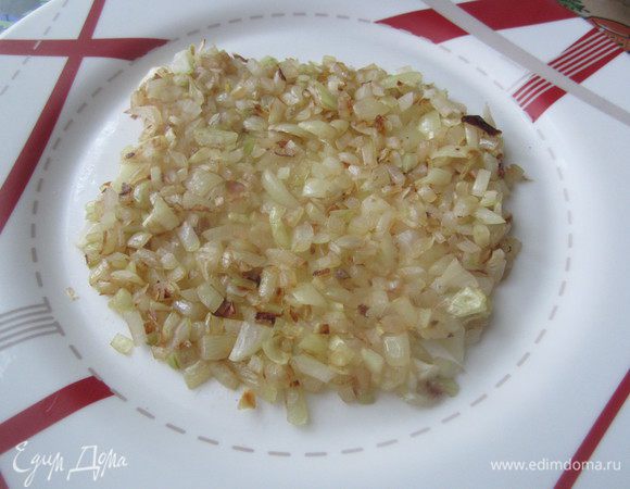 Репчатый лук мелко порезать и обжарить на 2 ст.л. масла до золотистого цвета, выложить ровным слоем на плоское блюдо.
