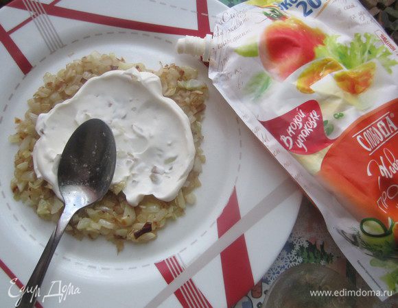 Слой поджаренного лука смазать майонезом.