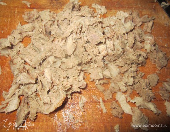 Телятину отварить до готовности,  порезать небольшими кусочками, выложить на слой лука и промазать этот слой майонезом. Посолить.