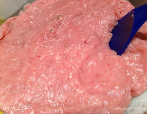 Мясо пропустить через мясорубку. 
При помощи блендера измельчить мясо, постепенно добавляя соль, перец и лед!Перемешать в однородную массу.