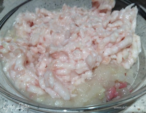 Сало и лук пропустить через мясорубку, добавить майоран.