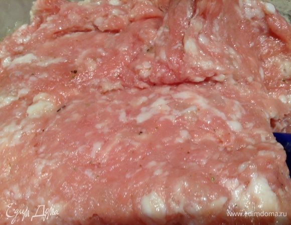 Смешать фарш с салом и луком.