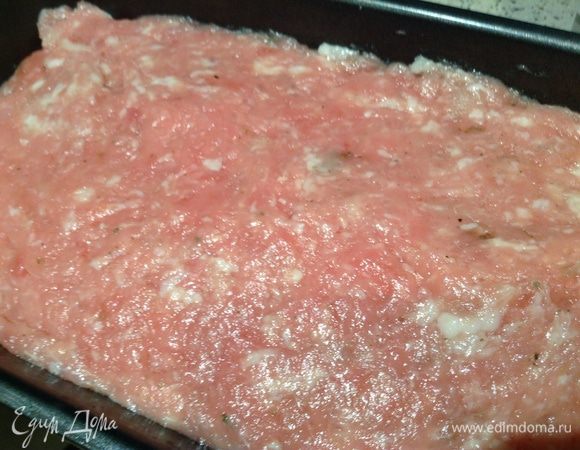 Переложить фарш в прямоугольную форму и выпекать при 180 градусах (приблизительно около часа).
