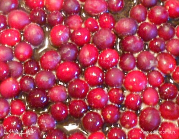 Начните с приготовления соуса. Вместо брусники можно взять клюкву.
В сотейнике смешайте ягоды, сахар и апельсиновый сок, доведите до кипения, добавьте алкоголь (ром можно заменить коньяком) и на маленьком огне уварите наполовину.