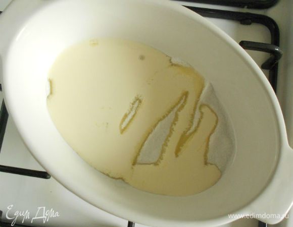 В овальное жаропрочное блюдо насыпьте 1 ст.л сахара и поставьте на маленький огонь. Когда сахар начнёт плавиться, влейте сливки и, постоянно помешивая, доведите их до золотистого цвета. Снимите блюдо с огня, но оставьте в тёплом месте.