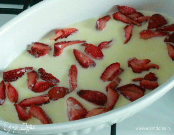 Иногда я вместо приготовления ягодного соуса добавляю в сливки клубничные чипсы.