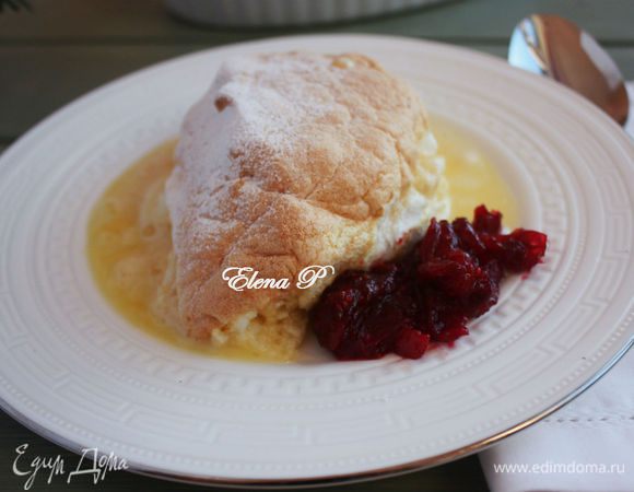 Присыпьте сахарной пудрой через ситечко и немедленно подавайте с ягодным соусом в красивой вазочке. При выкладывании на тарелки не забывайте зачерпнуть со дна формы сладкие сливки.