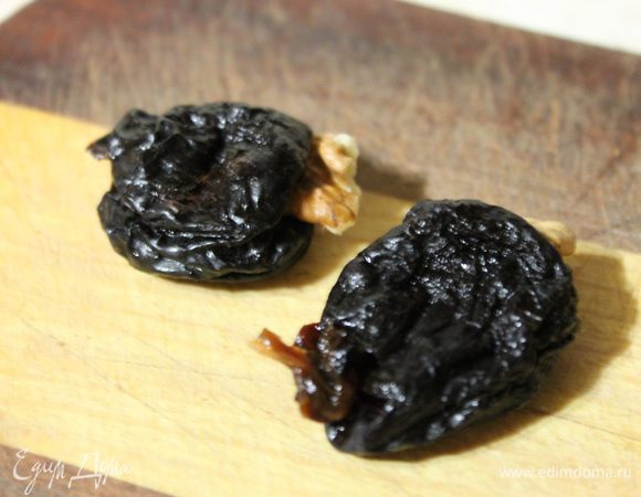 В чернослив вложить по половинке грецкого ореха.