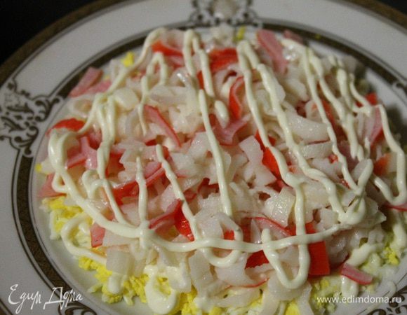 Крабовые палочки 3 шт, порезать не очень мелко, выложить сверху яйца, и полить майонезом.