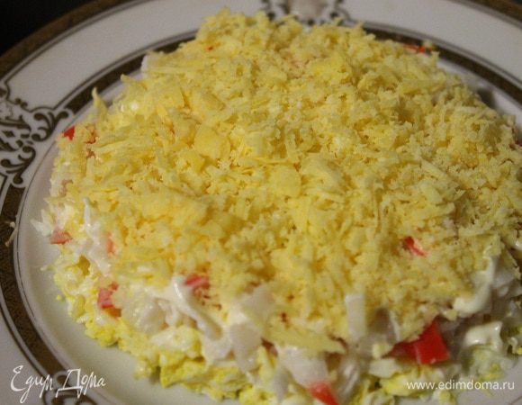 Половину сыра трем на мелкой терке.