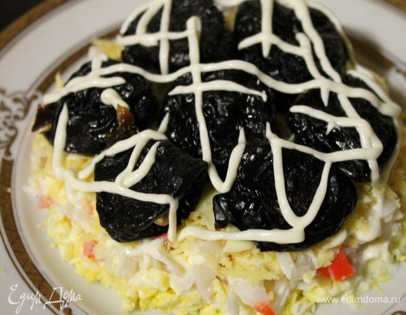 Начиненный орешками чернослив, смазываем майонезом.