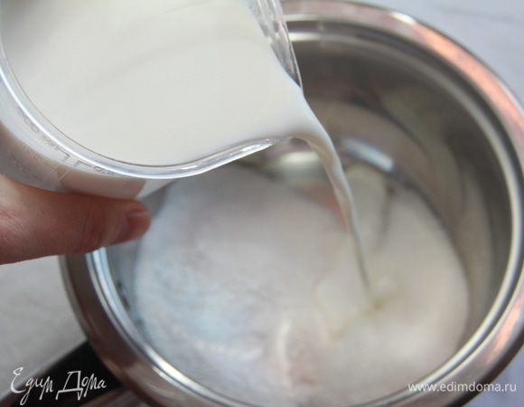 К рисовой пудре добавить сахар, молоко, довести до кипения, уменьшить огонь и варить до готовности (примерно 25-30 минут), помешивая массу.