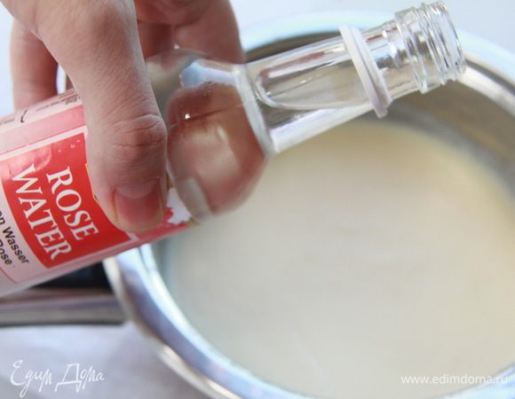 Снять с плиты, добавить розовую воду.
