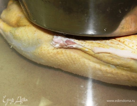 Предварительно необходимо замочить гуся. Для этого в холодной воде растворить соль и залить гуся. Замачивать 3 часа. Он возьмет столько соли, сколько ему нужно. Я делала это в раковине...сверху придавила миской с водой, чтобы погрузить его полностью в воду