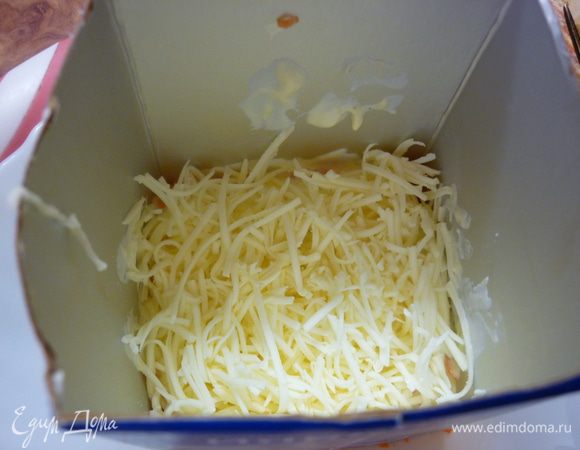 Теперь заправка, сыр. И тоже утрамбовать. Чем плотнее утрамбуем, тем легче снять потом сверху коробочку, а салатик сохранит форму идеально.