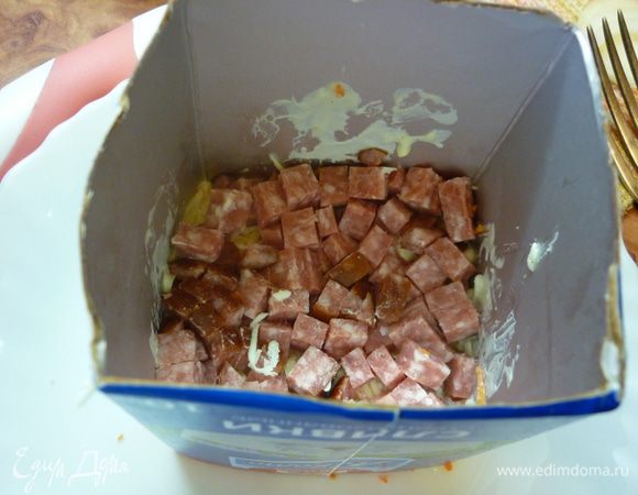 Потом лучок, а сверху колбаска, сыр. И опять заправка.