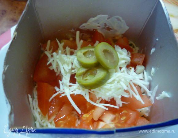 А теперь покрошим помидор, сверху немного сыра и оливочку. Для красоты.