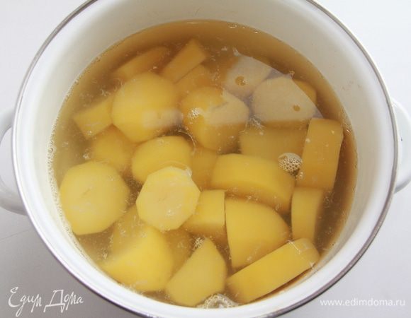 Картофель отварить.
