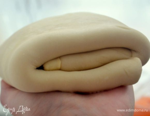 Приготовить тесто по рецепту Татьяны Снежинки ))) или купить в магазине (первое предпочтительнее) 
http://www.edimdoma.ru/retsepty/35510-tort-napoleon-klassicheskiy-iz-domashnego-sloenogo-testa-s-zavarnym-kremom