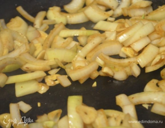 В этом масле и соках обжарить лук и чеснок до мягкости.